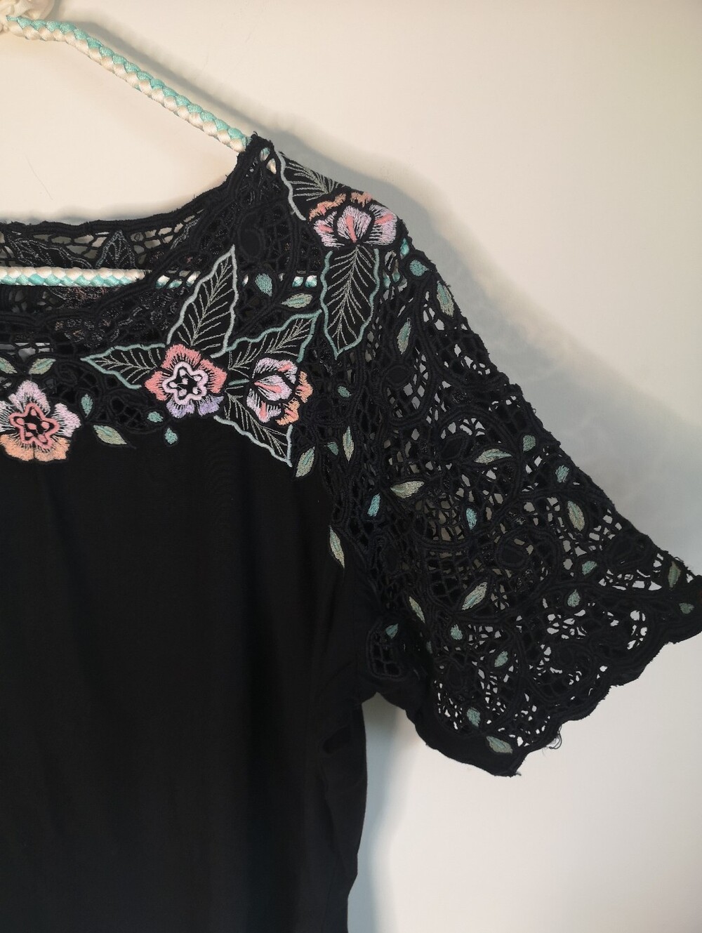 80s Embroidered Cutwork Top - Picture 3 of 9